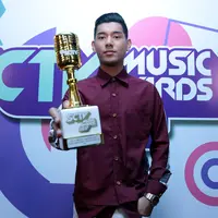 Jaz keluar sebagai Pendatang Baru Paling Ngetop di SCTV Music Awards 2017. (Deki Prayoga/Bintang.com)