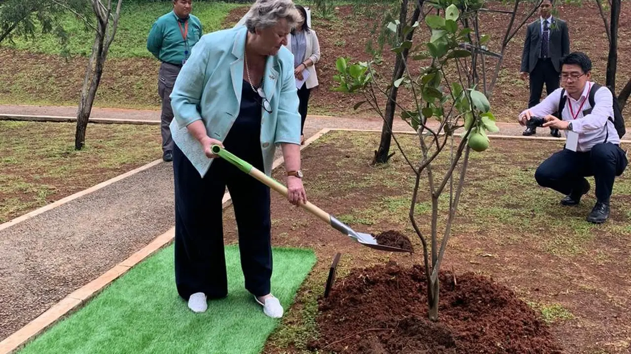 Menteri Inggris untuk Asia Pasifik, Heather Wheeler melakukan penanaman jeruk Bali sebagai simbol dibukanya misi Inggris untuk ASEAN.
