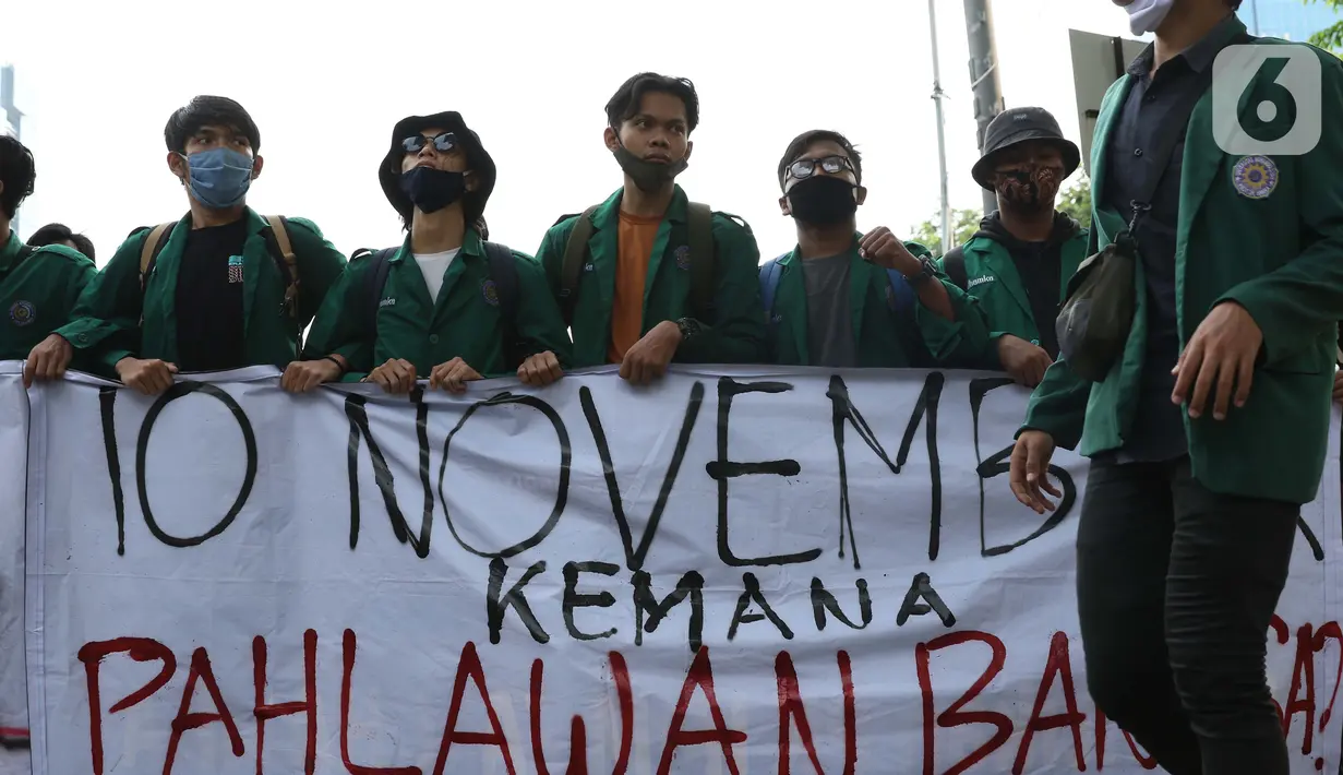 Mahasiswa dari berbagai elemen dan kampus berunjuk rasa di kawasan Patung Kuda Jalan Medan Merdeka Barat, Jakarta, Selasa (10/11/2020). Mahasiswa menuntut pencabutan pengesahan Omnibus Law UU Cipta Kerja melalui Perppu. (Liputan6.com/Helmi Fithriansyah)