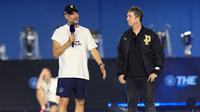 Manajer Man City Pep Guardiola (kiri) yang akan meninggalkan jabatannya diwawancarai oleh Noel Gallagher (kanan) di sebuah acara pesta yang digelar tim Man City di pusat kota Manchester, 25 Mei 2026. (Darren Staples / AFP)
