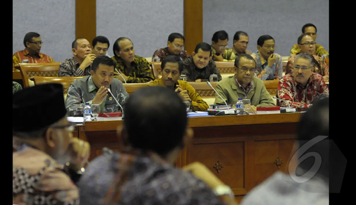 Menpora, Imam Nahrawi (kiri) mengikuti rapat kerja bersama dengan komisi X DPR RI membahas rencana kerja Kemenpora terkait pengembangan olahraga, kepemudaan dan pramuka, Senayan, Jakarta, Selasa (20/01/2015). (Liputan6.com/Andrian M Tunay)