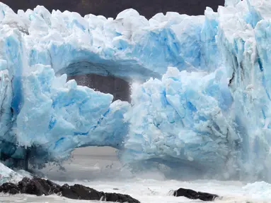 Bongkahan es yang runtuh dari Perito Moreno Glacier di Taman Nasional Los Glaciares, Argentina, Kamis (10/3). Formasi es seluas 250 km persegi & panjang 30 km ini merupakan satu dari 48 gletser yang terbentuk dari pegunungan Andes (AFP PHOTO/Walter Diaz)