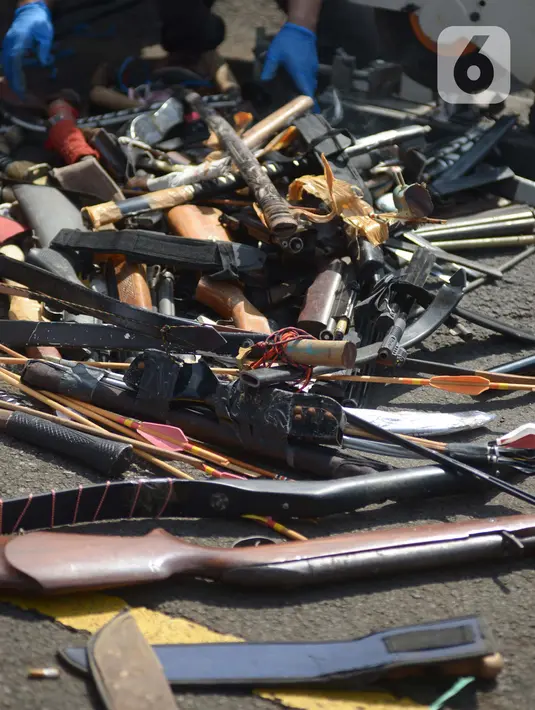 Tumpukan barang bukti hasil sitaan dalam pemusnahan di depan Kantor Kejaksaan Negeri Jakarta Timur, Selasa (5/7/2022). Kejaksaan Negeri Jakarta Timur memusnahkan barang bukti dari 302 perkara periode Januari sampai Juni 2022 dengan rincian perkara Terorisme, perkara Narkotika, perkara Cukai dan obat tanpa ijin edar. (merdeka.com/Imam Buhori)