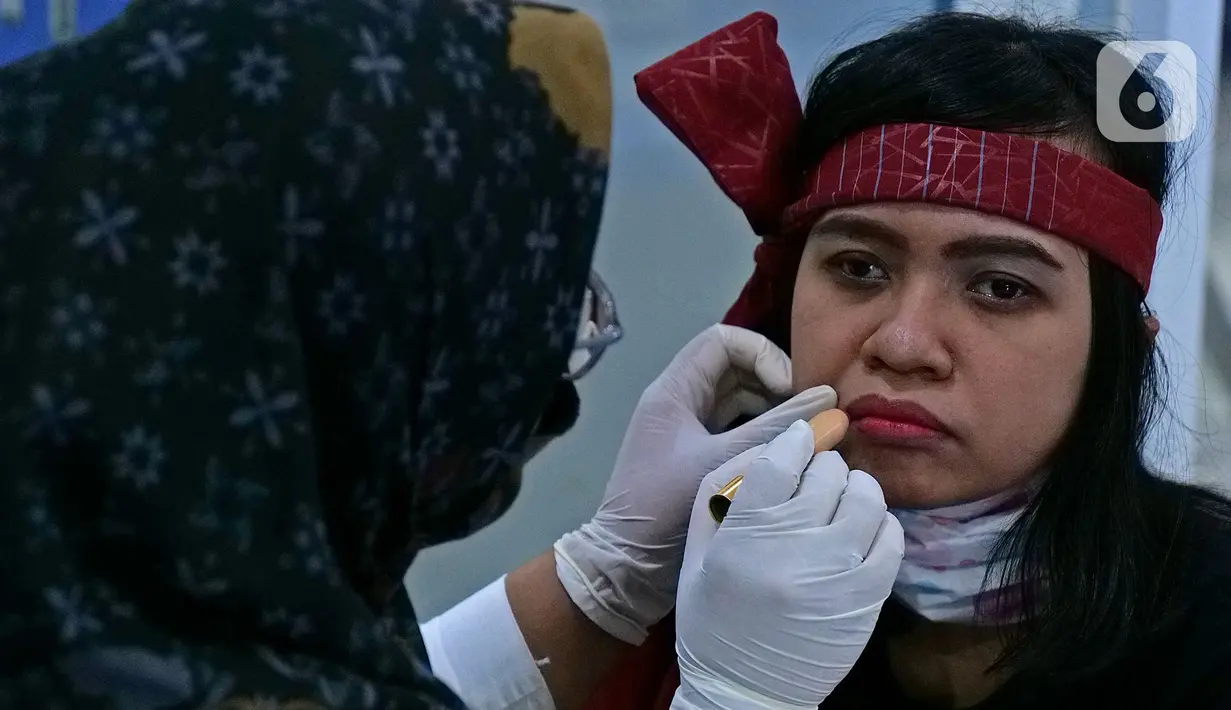 Mahasiswi inklusif atau berkebutuhan khusus Anisa sedang di make up. (Liputan6.com/Herman Zakharia)