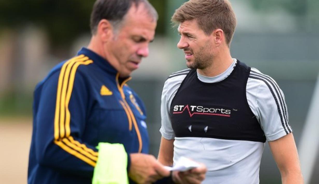 Steven Gerrard bersama pelatih LA Galaxy, Bruce Arena. (AFP PHOTO/Frederic J. Brown)
