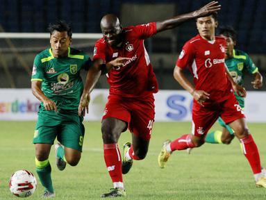 Striker Persebaya Surabaya, Samsul Arif (kiri) berebut bola dengan bek Persik Kediri, OK John dalam laga Grup C Piala Menpora 2021 di Stadion Si Jalak Harupat, Bandung, Selasa (23/3/2021). (Bola.com/M Iqbal Ichsan)