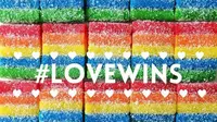 Kue, permen, buah, dan sayuran pelangi ini ikut merayakan kemenangan cinta bagi LGBT.