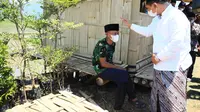 Wakil Gubernur Jateng Taj Yasin berdialog dengan Rofik, kakek warga Kabupaten Semarang yang sedang mengantre sembako. (Foto: Liputan6.com/Humas Pemprov Jateng)