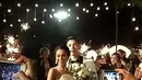 Rona ceria dari dua pengantin yang baru saja meresmikan hubungannya hari ini. Dalam video, keduanya terlihat menikmati pesta dengan berjoged bersama dengan tamu yang hadir. (Instagram/agungbentuk)