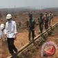 Jokowi didampingi Menteri LHK Siti Nurbaya, Panglima TNI, dan sejumlah pejabat setempat mengecek lokasi bekas kebakaran lahan di Desa Guntung Damar, Banjarbaru, Kalsel, Rabu (23/9/2015). (ANTARA FOTO/Herry Murdy Hermawan)