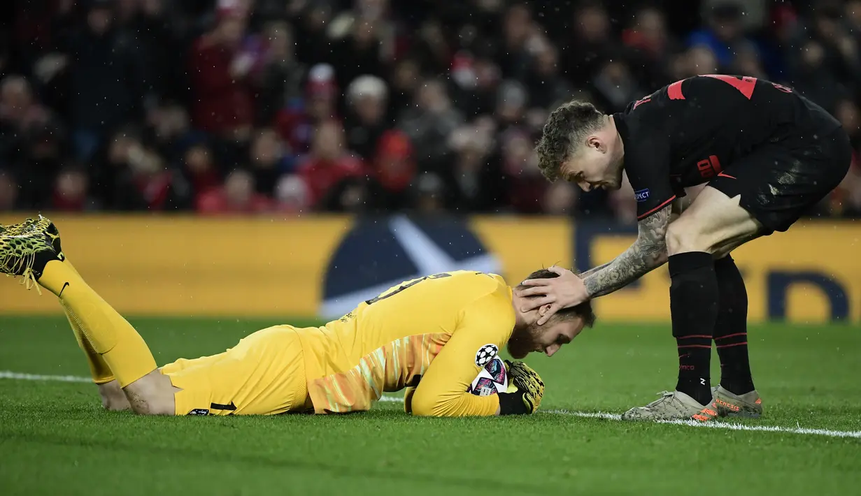 Bek Atletico Madrid, Kieran Trippier (kanan) memberi semangat setelah kiper Jan Oblak menangkap bola selama pertandingan leg kedua 16 besar Liga Champions di Anfield, Inggris (11/3/2020). Oblak mendapat penghargaan man of the match pada laga kali ini. (AFP/Javier Soriano)