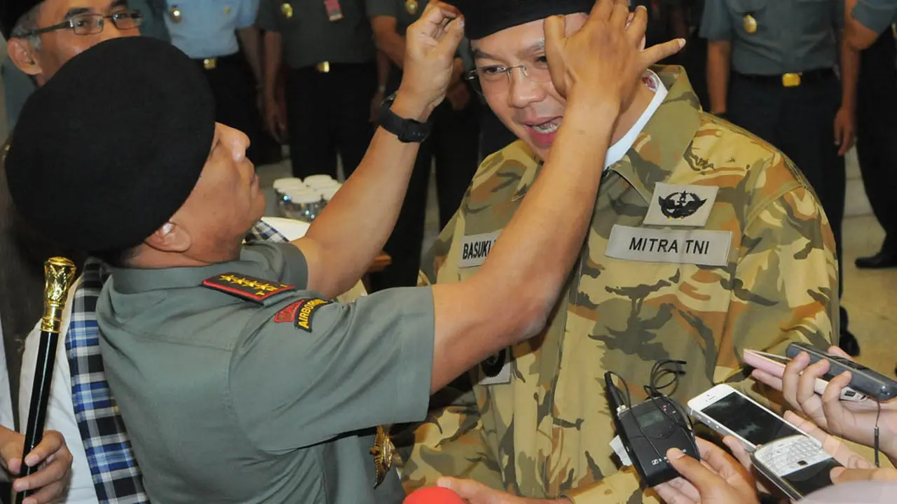 Ahok Menerima Baret Hitam dari Panglima TNI