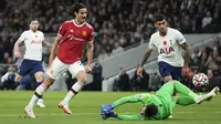 Pemain Manchester United Edinson Cavani (kiri) mencetak gol ke gawang Tottenham Hotspur pada pertandingan Liga Inggris di Stadion Tottenham Hotspur, London, Inggris, 30 Oktober 2021. Manchester United menang 3-0. (AP Photo/Frank Augstein)