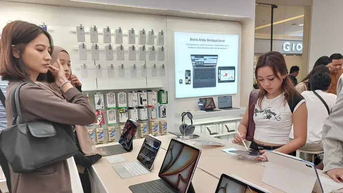 Pengunjung asyik melihat-lihat produk-produk Apple (doc: Liputan6.com/Sulung Lahitani)