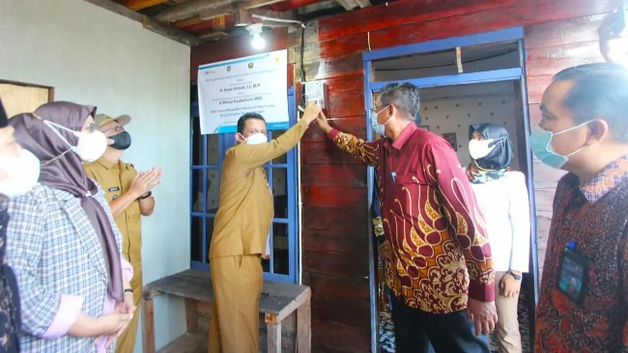 Petugas PLN Riau dan Kepri mengoperasikan listrik di desa terpencil Kepulauan Riau.