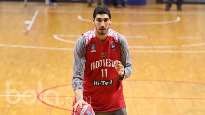 Enes Kanter memberikan Coaching Clinic kepada peserta Indonesia Basketball Academy di Britama Arena, Jakarta, Kamis (18/5/2017). (Bola.com/Nicklas Hanoatubun)