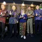 Jajaran Pengurus Asosiasi Eksportir dan Pengusaha Handicraft Indonesia (ASEPHI) dan Panitia INACRAFT foto bersama dalam peluncuran INACRAFT on OCTOBER yang mengusung tema “From Smart Village to Global Market” di Jakarta (11/10/2022). (Liputan6.com/Fery Pradolo)