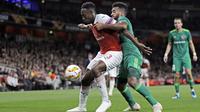 Striker Arsenal, Danny Welbeck, berebut bola dengan pemain Vorskla, Artur, pada laga Liga Europa di Stadion Emirates, London, Kamis (20/9/2018). Arsenal menang 4-2 atas Vorskla. (AP/Kirsty Wigglesworth)