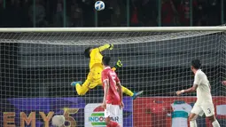 Kiper Timnas Indonesia U-19, Cahya Supriadi berusaha menghalau bola saat matchday ketiga Grup A Piala AFF U-19 2022 antara Timnas Indonesia U-19 melawan Timnas Thailand U-19 di Stadion Patriot Candrabhaga, Bekasi, Jawa Barat, Rabu (06/07/2022). (Bola.com/Bagaskara Lazuardi)