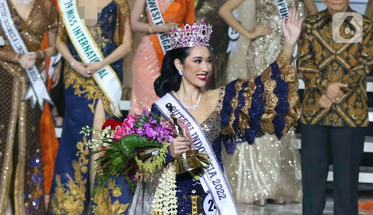 Puteri Indonesia 2022 terpilih Laksmi Shari De Neefe Suardana melambaikan tangan kepada para penonton saat Malam Puncak Grand Final Pemilihan Puteri Indonesia 2022 di Plenary Hall Jakarta Convention Center (JCC) Senayan, Jakarta, Jumat (27/5/2022). Laksmi Shari De Neefe Suardana terpilih menjadi Puteri Indonesia 2022. (Liputan6.com/Herman Zakharia)