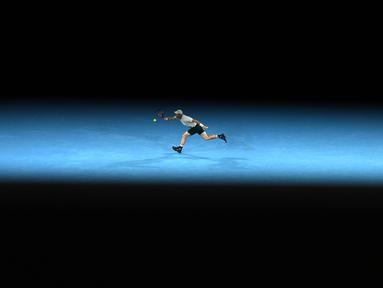 Petenis Inggris, Andy Murray mengembalikan bola ke arah petenis Australia, Thanasi Kokkinakis saat laga putaran ketiga Australian Open 2023 di Melbourne, Australia, Jumat (20/01/2023). (AFP/Manan Vatsyayana)