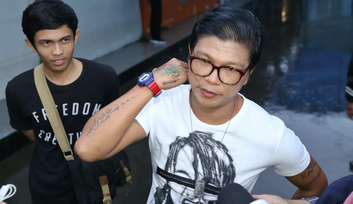 Masih di tempat yang sama, Andika menjelaskan bahwa perempuan cantik tersebut hanya sebatas teman dekat. "Nggak lah. Namanya temen. Temen iseng iseng aja," jelas Andika. (Nurwahyunan/Bintang.com)