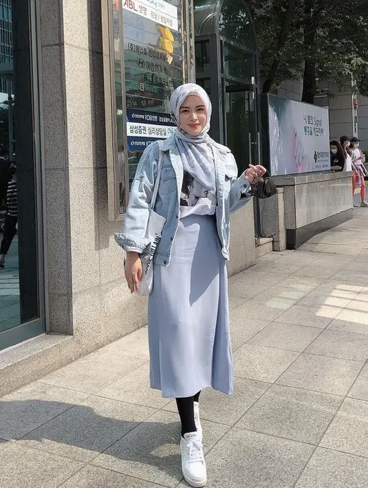 Ayana Moon tampil mengenakan oversize jaket jeans dengan inner tshirt putih bergambar, ia memadukannya dengan long skirt baby blue dan legging hitam. Gayanya ini cocok untuk pergi ke kampus dengan mengenaka tote bag dan sneaker putih. Untuk kerudung, ia  memilih warna yang sesuai dengan skirtnya.