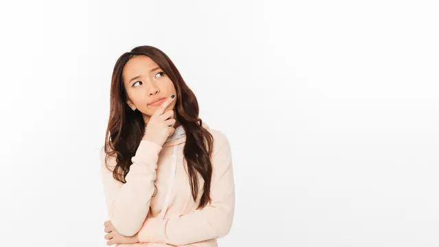 Seorang perempuan tampak sedang berpikir sambil memegang dagunya (Foto Dok: Freepik/drobotdean)