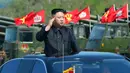 Pemimpin Korea Utara, Kim Jong-un saat memantau pasukan jelang upacara untuk peringatan 85 tahun pembentukan Tentara Rakyat Korea (KPA) di Korea Utara (26/4). (AFP FOTO / KCNA / STR)