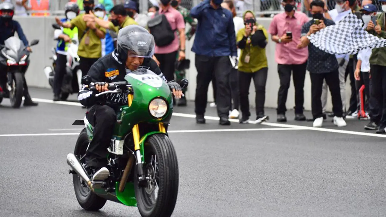 Foto: Start Paling Depan, Presiden Jokowi Jajal Sirkuit Mandalika Naik Motor RI 1