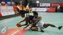 Pebasket Pelita Jaya, Yogi Dasilva Fransisco (kanan) bertabrakan dengan pemain Bimasakti, Priasmoro Yanuar Dwi saat laga Indonesia Basketball League 2015-2016 di Jakarta, Rabu (13/1/2016). Pelita Jaya unggul 86-36. (Liputan6.com/Helmi Fithriansyah)