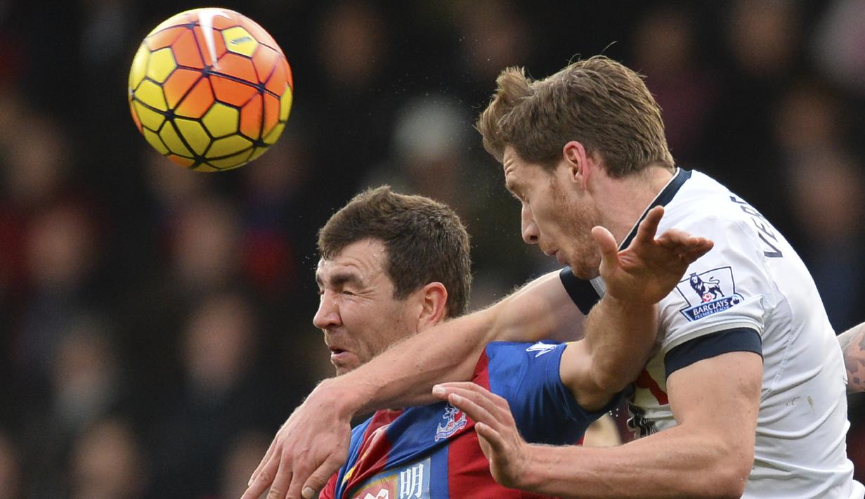 Pemain Tottenham Hotspur, Jan Vertonghen (kanan) berebut bola dengan pemain Crystal Palace, James McArthur dalam laga Liga Inggris di Stadion Selhurst Park, London, (23/1/2016). (AFP/Glyn Kirk)