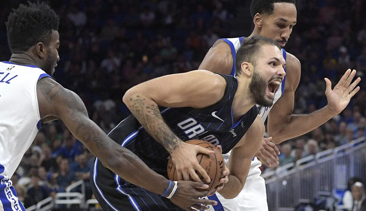 Pebasket Orlando Magic, Evan Fournier, berusaha melewati pebasket Golden State Warriors pada laga NBA di Stadion Amway Center, Sabtu (2/12/2017). Warriors menang 133-113 atas Magic. (AP/Phelan M. Ebenhack)