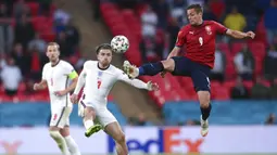 Pemain Republik Ceko Tomas Holes (kanan) berebut bola dengan Inggris pemain Jack Grealish pada pertandingan Grup D Euro 2020 di Stadion Wembley, London, Selasa (22/6/2021). Inggris menang 1-0. (AP Photo/Laurence Griffiths, Pool)