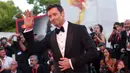 Hugh Jackman berpose untuk fotografer setibanya di pemutaran perdana film 'The Son' selama Festival Film Venesia edisi ke-79 di Venesia, Italia, Rabu (8/9/2022). Pesona aktor asal Australia tersebut tak pernah luntur, Jackman terlihat menyapa penonton yang hadir. (Joel C Ryan/Invision/AP)