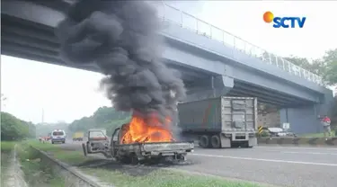 Api berkobar dengan cepat membakar mobil dengan nomor polisi F-8737 di rus Tol Cipularang.