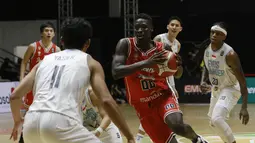 Pada kaurter kedua, Evos Thunder Bogor dan Indonesia Patriots masih saling berkejar poin. Hingga akhirnya, Dame Diagne dan kolega berhasil unggul tipis dengan skor 29-27. (Bola.com/M. Iqbal Ichsan)