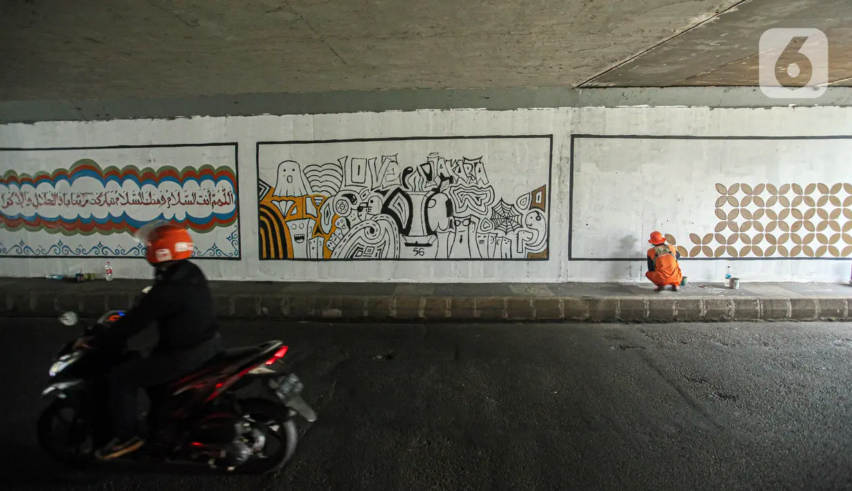 Selain itu, mural tersebut juga sengaja dibuat untuk menghindari coretan dan aksi vandalisme yang sebelumnya memenuhi kawasan itu sehingga terlihat kumuh. (Liputan6.com/Faizal Fanani)