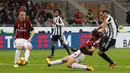 Pemain Juventus, Gonzalo Higuain melakukan tendangan yang berusaha diblokade pemain AC Milan, Ricardo Rodriguez pada lanjutan Serie A Italia di Stadion San Siro, Milan, Sabtu (28/10). Dua gol Si Nyonya Tua diborong striker Gonzalo Higuain. (AP/Luca Bruno)