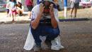Seorang fans tampak berduka usai meninggalnya Diego Maradona di La Plata, Argentina, Rabu (25/11/2020). legenda sepak bola Argentina itu meninggal dunia pada usia 60 tahun setelah menderita serangan jantung. (AP/Maria Paula Avila)