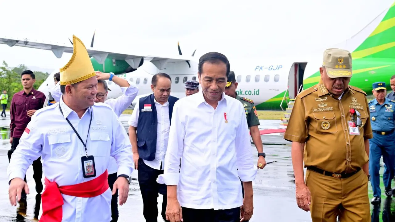 Presiden Joko Widodo didampingi Bupati Kepulauan Talaud Elly Engelbert Lasut (kiri) dan Gubernur Sulut Olly Dondokambey (kanan0 saat tiba di Bandar Udara Melonguane, Kamis (28/12/2023).