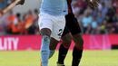 Pemain Manchester City, Fernandinho (kiri) mencoba keluar dari tekanan pemain AFC Bournemouth, Joshua King pada lanjutan Premier League di Vitality Stadium, Bournemouth, (26/8/2017). (Steven Paston/PA via AP)