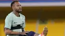 Penyerang Brasil Neymar berlatih selama sesi latihan di stadion Grand Hamad, di Doha, Qatar, Rabu (23/11/2022). Brasil akan memainkan pertandingan pertama mereka di Piala Dunia 2022 melawan Serbia pada 24 November besok. (AP Photo/Andre Penner)