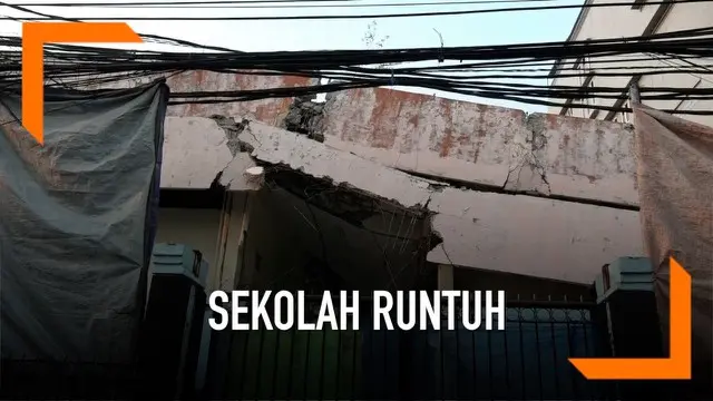Rekaman amatir runtuhnya bangunan SD di Pasar Baru, Jakarta Pusat yang menyebabkn 1 wara tewas.