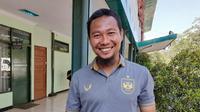 Eks Persib Bandung yang kini menangani PSIS Semarang U-20, Muhammad Ridwan. (Bola.com/Erwin Snaz)