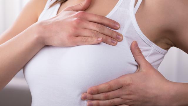 memijat payudara perempuan