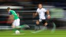 Aksi pemain Jerman, Mario Gotze, saat berusaha melewati pemain Irlandia Utara pada laga Grup C Kualifikasi Piala Dunia 2018 zona Eropa, di HDI-Arena, Hanover, Rabu (12/10/2016) dini hari WIB. (Reuters/Kai Pfaffenbach)