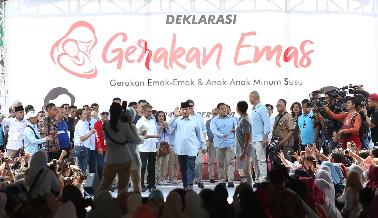 Capres nomor urut dua Prabowo Subianto menyapa emak-emak pada acara Deklarasi Emak-emak dan anak-anak minum susu (Gerakan Emas) di Lapangan stadion Perumnas Klender, Jakarta Timur,Rabu (24/10). (Merdeka.com/Imam Buhori)