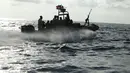 Kapal patroli angkatan laut melakukan pencarian backpacker Inggris Amelia Bambridge yang hilang di pulau Koh Rong di barat daya Kamboja (30/10/2019). Otoritas Kamboja melakukan operasi pencarian dengan melibatkan sekitar 200 personel militer, polisi dan tim penyelam. (AP Photo/Heng Sinith)