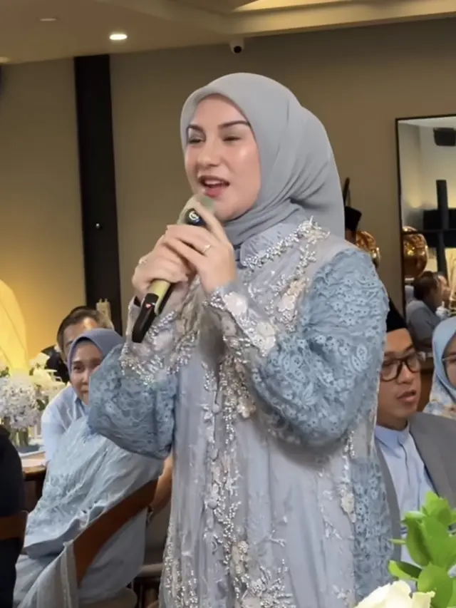 Irish Bella saat Dampingi sang Adik Melamar Kekasihnya tampil simple. [@_irishbella_]